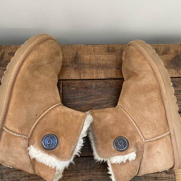 UGG Bailey Button - Picture 1 of 10